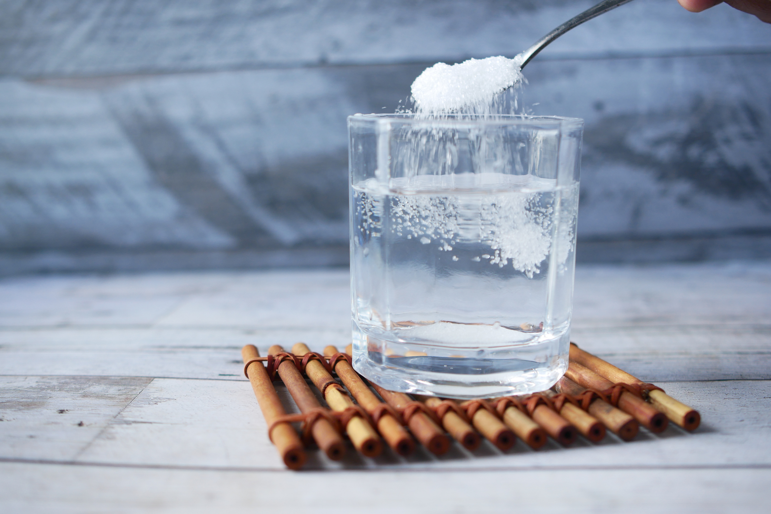 agua con sal para el dolor de garganta